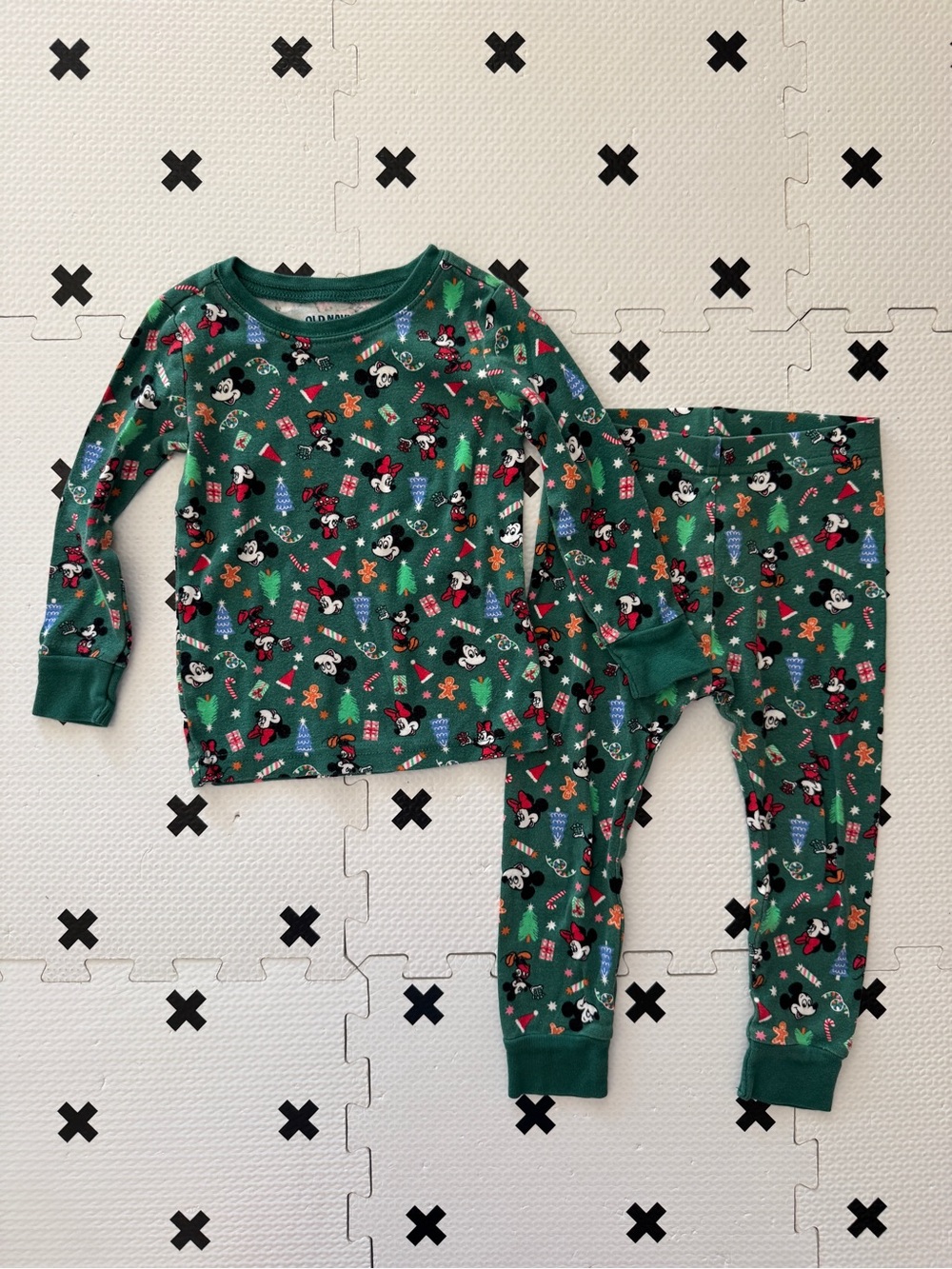 Old Navy x Disney Mickey Mouse Holiday Pajama Set in green size 2T